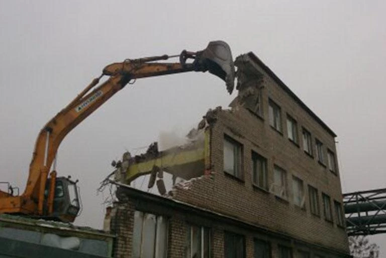 wyburzanie budynku